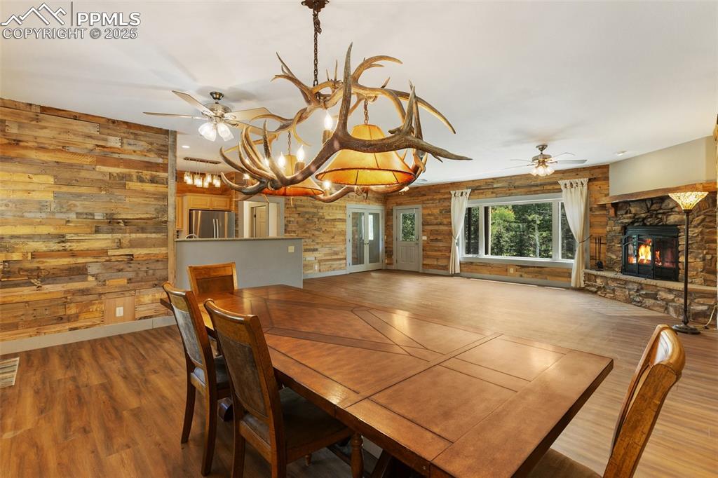 Image 21 of 50: Dining Area