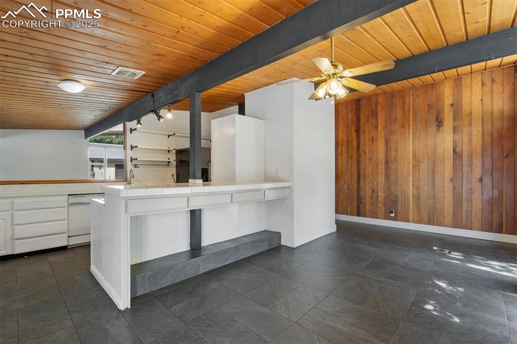Image 17 of 50: Kitchen