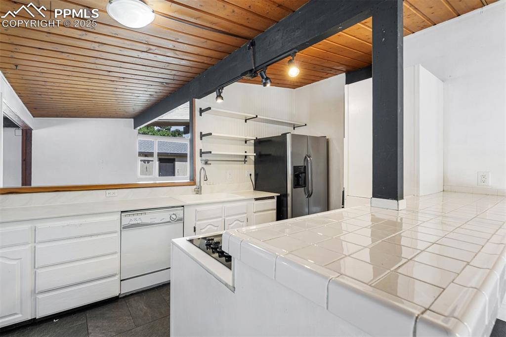 Image 19 of 50: Kitchen