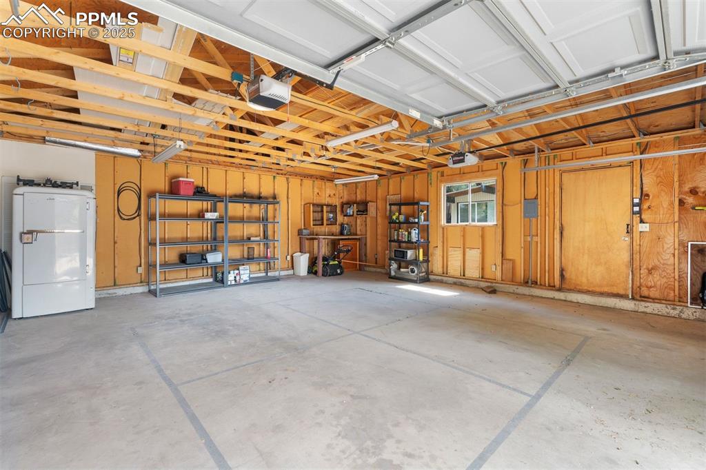 Image 6 of 50: Garage