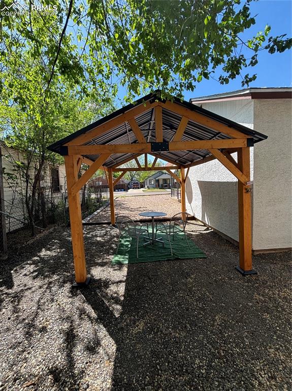 Image 11 of 12: Yard