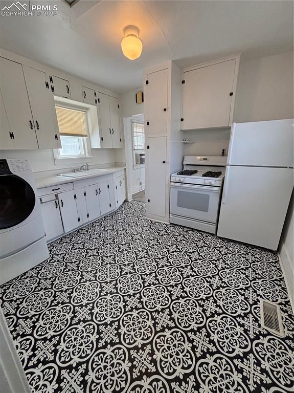 Image 5 of 12: Kitchen