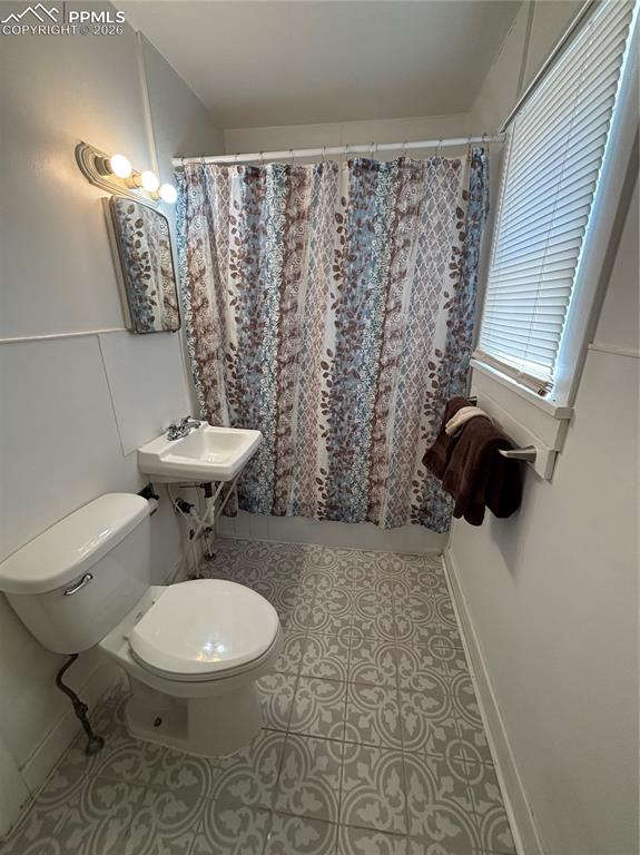 Image 6 of 12: Bathroom