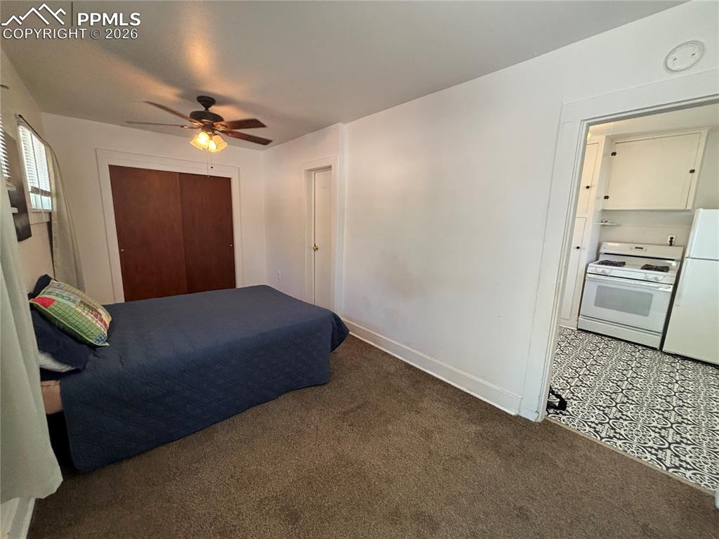 Image 8 of 12: Bedroom