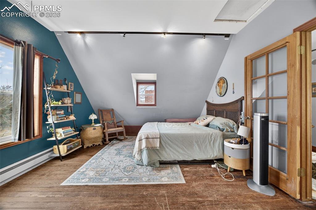 Image 22 of 38: Bedroom