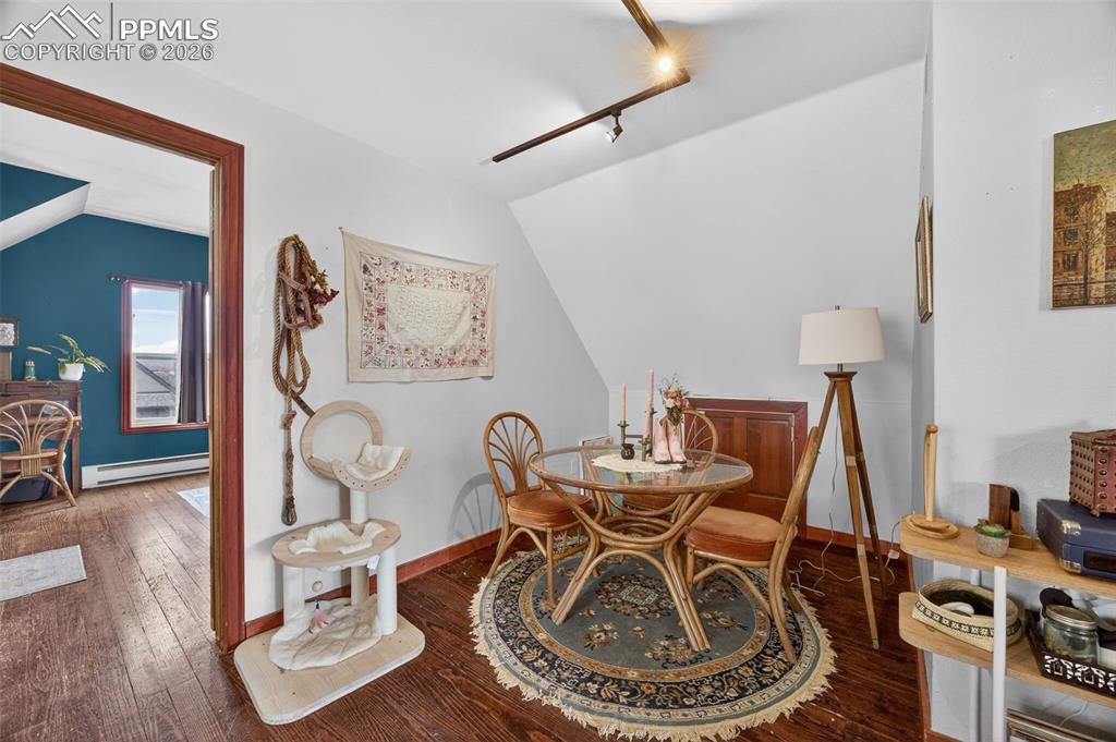 Image 23 of 38: Dining Area