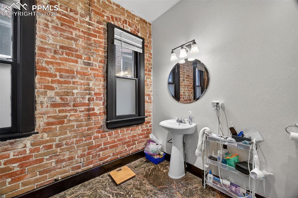 Image 24 of 38: Bathroom