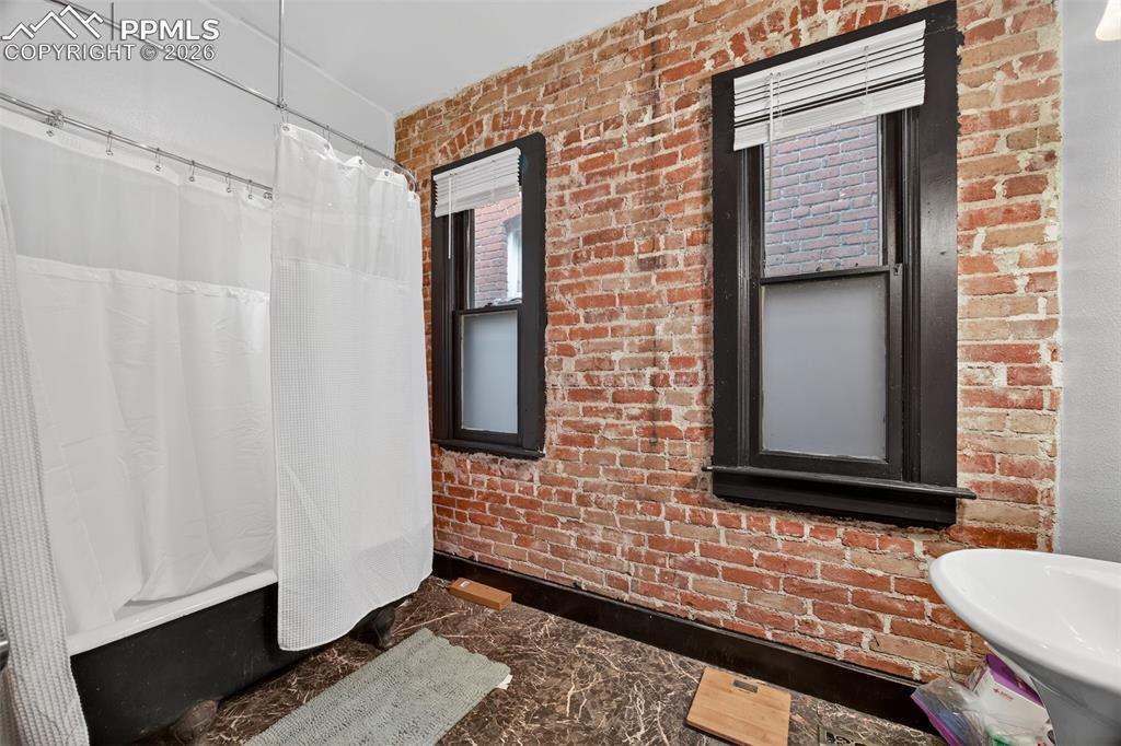 Image 25 of 38: Bathroom