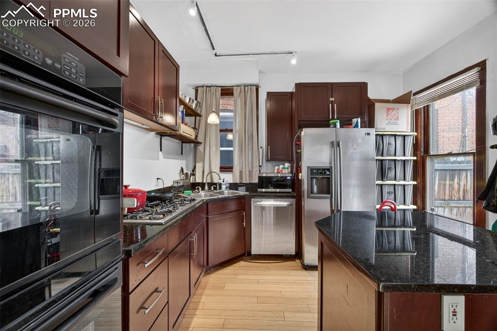 Image 5 of 38: Kitchen