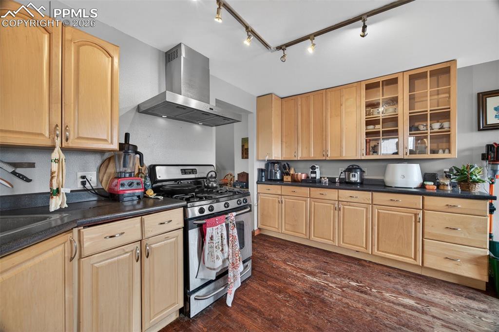 Image 6 of 38: Kitchen