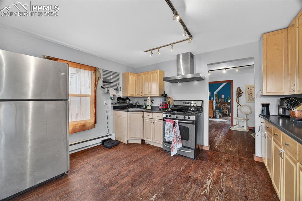 Image 8 of 38: Kitchen