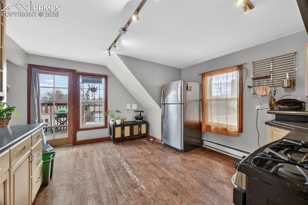 Image 9 of 38: Kitchen