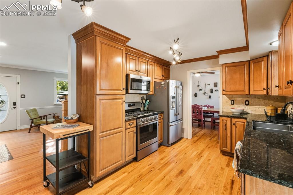 Image 10 of 26: Kitchen