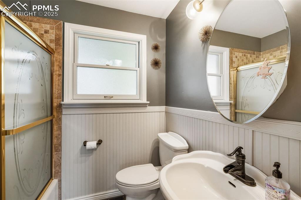 Image 13 of 26: Bathroom