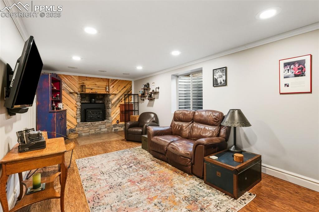 Image 14 of 26: Living Room