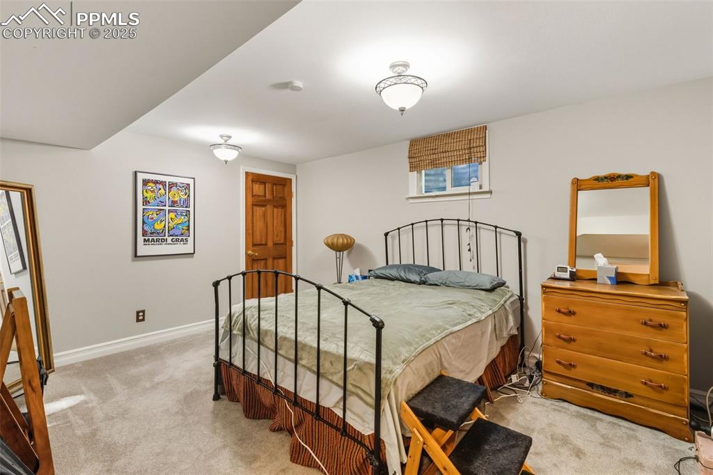 Image 17 of 26: Bedroom