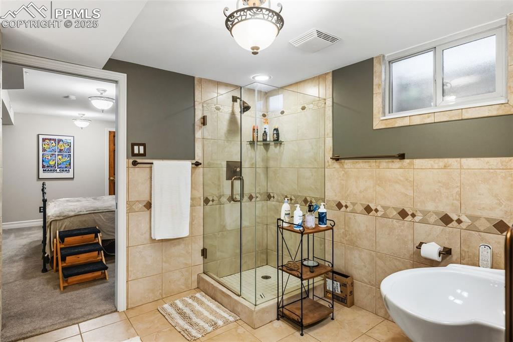 Image 19 of 26: Bathroom