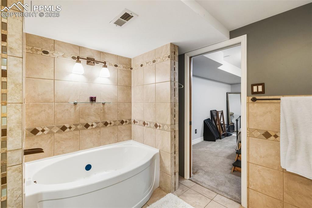 Image 20 of 26: Bathroom