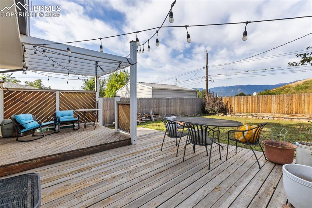 Image 22 of 26: Deck