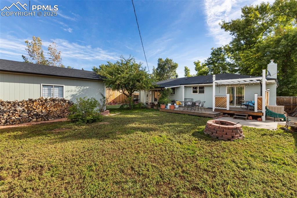 Image 25 of 26: Yard