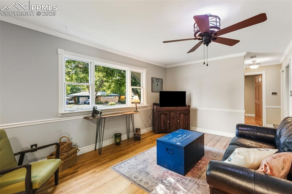 Image 5 of 26: Living Room