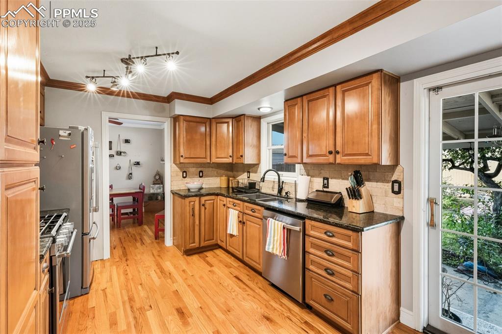 Image 9 of 26: Kitchen