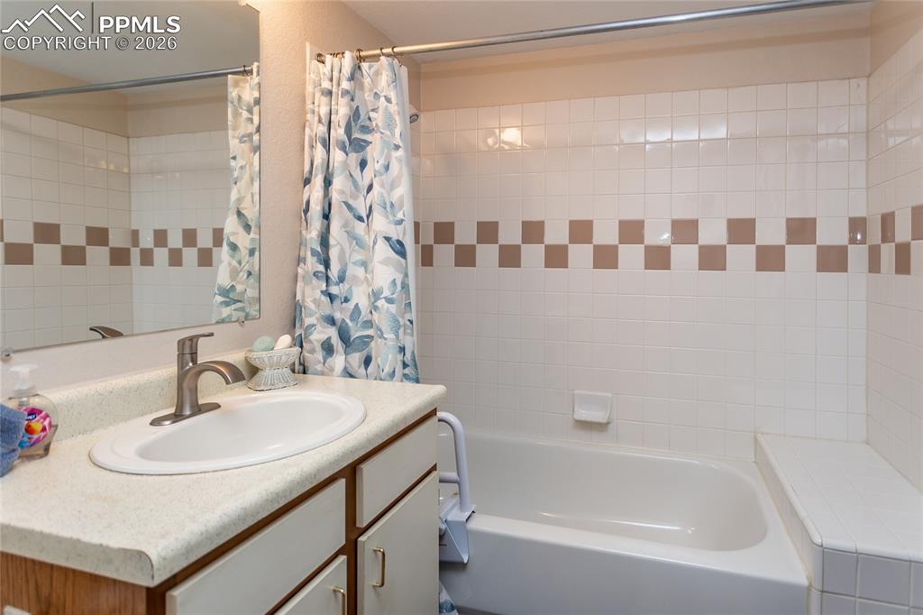 Image 18 of 30: Bathroom