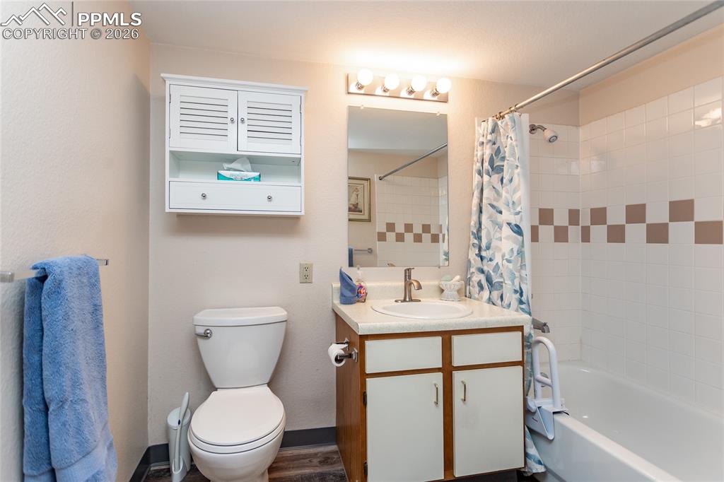 Image 19 of 30: Bathroom