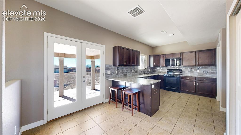 Image 10 of 50: Kitchen