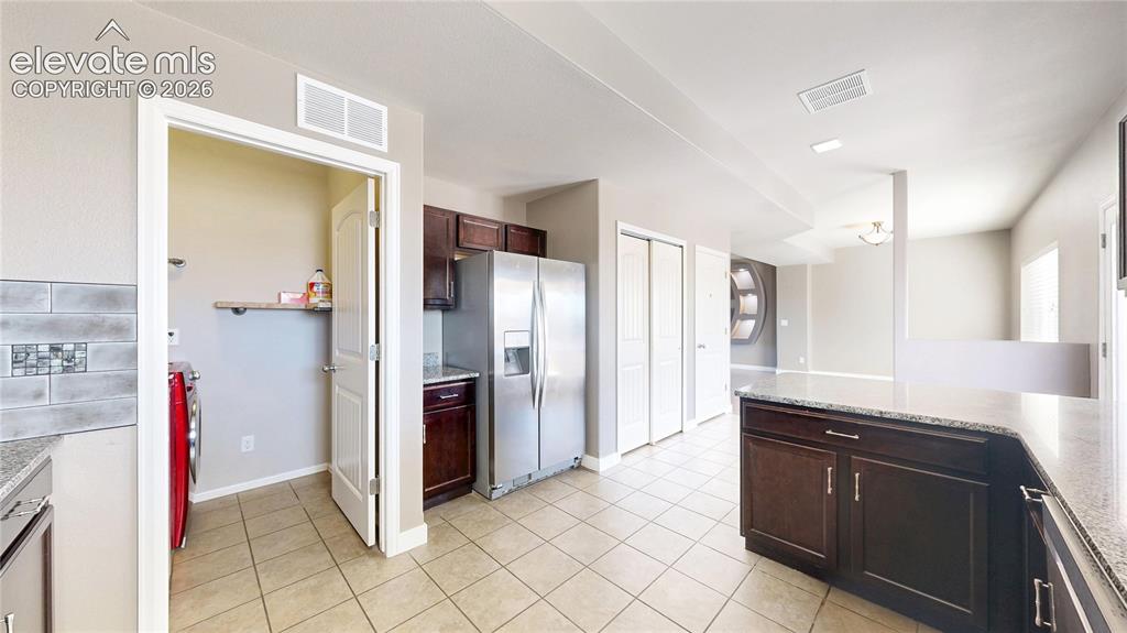 Image 14 of 50: Kitchen