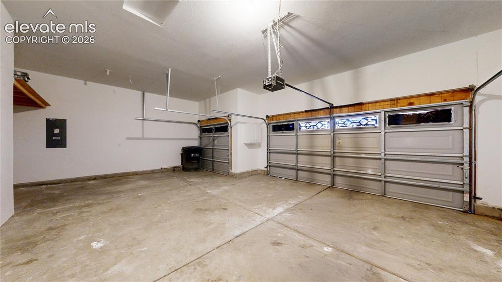 Image 40 of 50: Garage