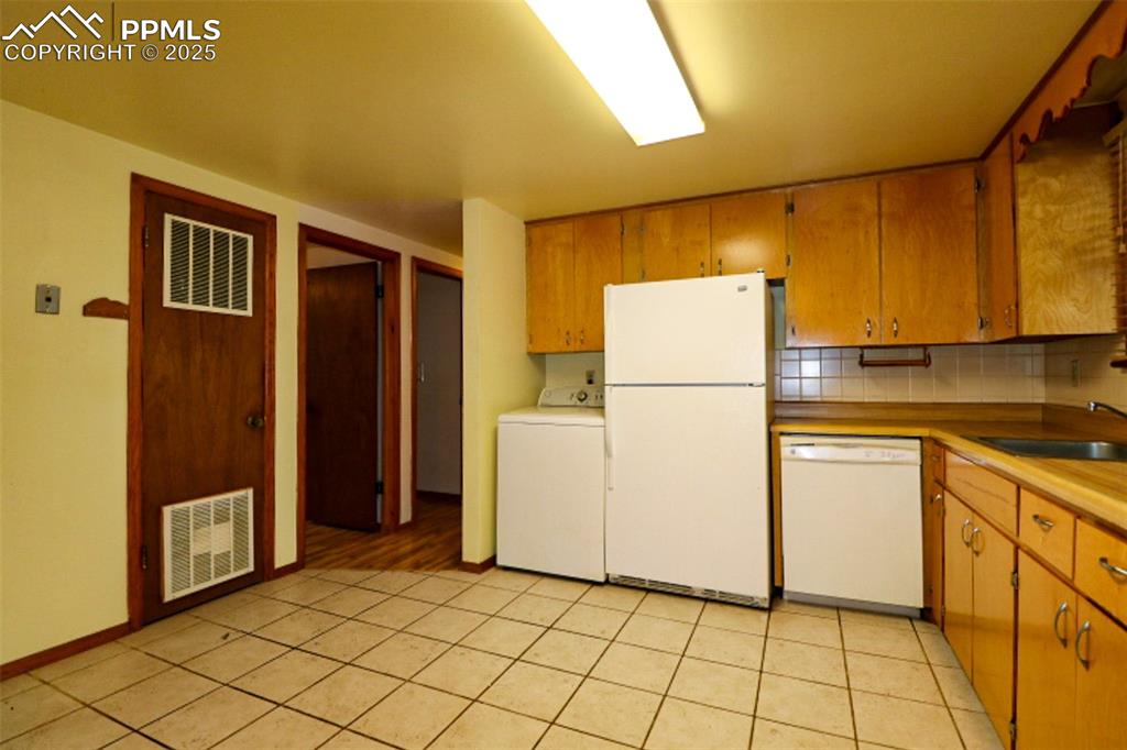 Image 8 of 24: Kitchen