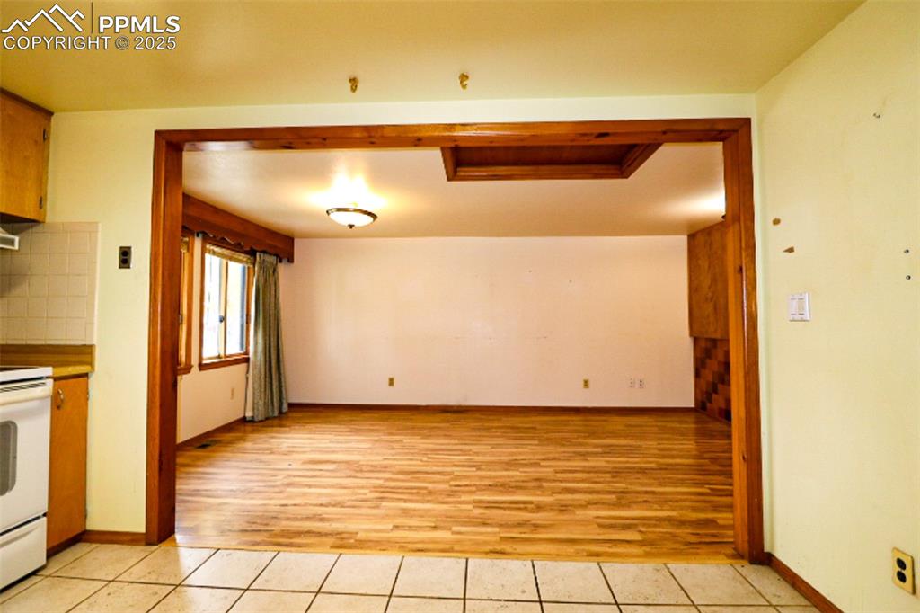 Image 9 of 24: Kitchen