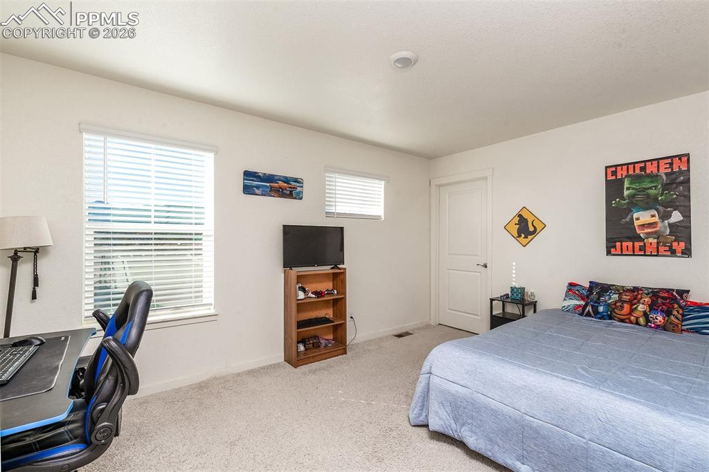 Image 15 of 32: Bedroom