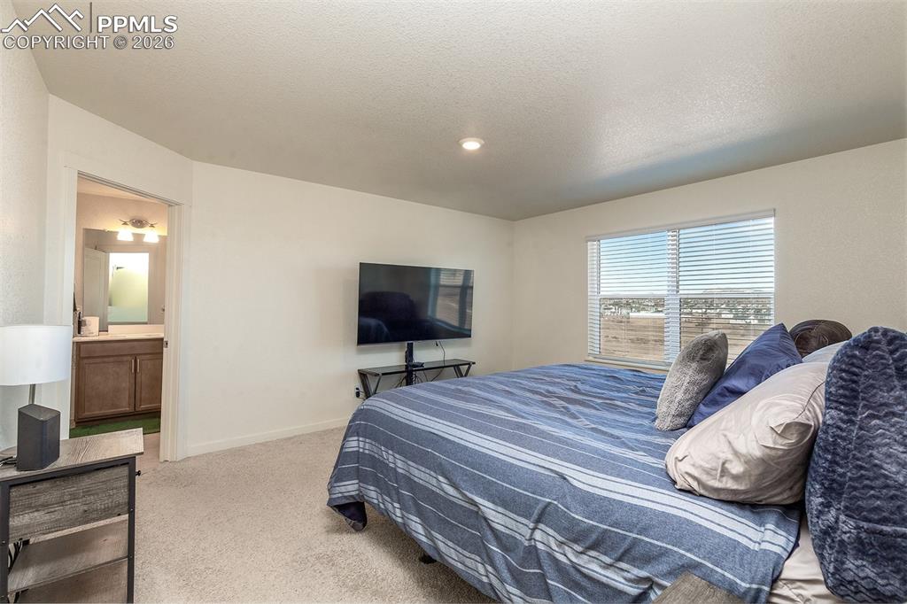 Image 18 of 32: Bedroom