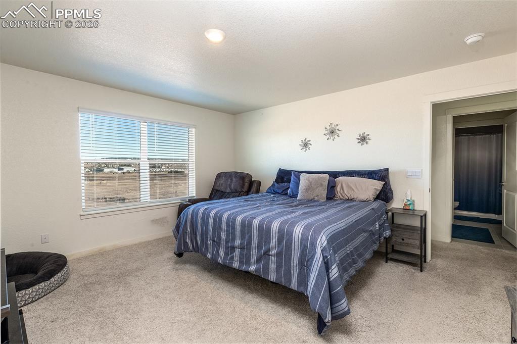 Image 19 of 32: Bedroom