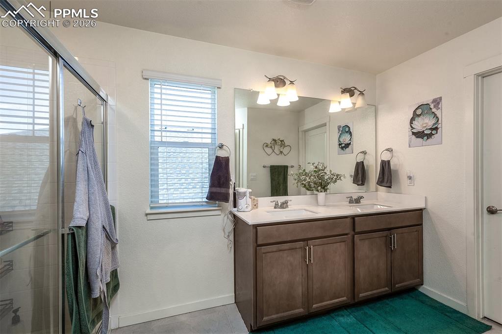 Image 24 of 32: Bathroom