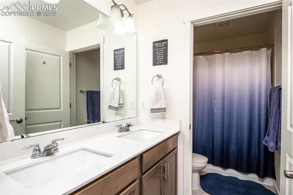 Image 25 of 32: Bathroom