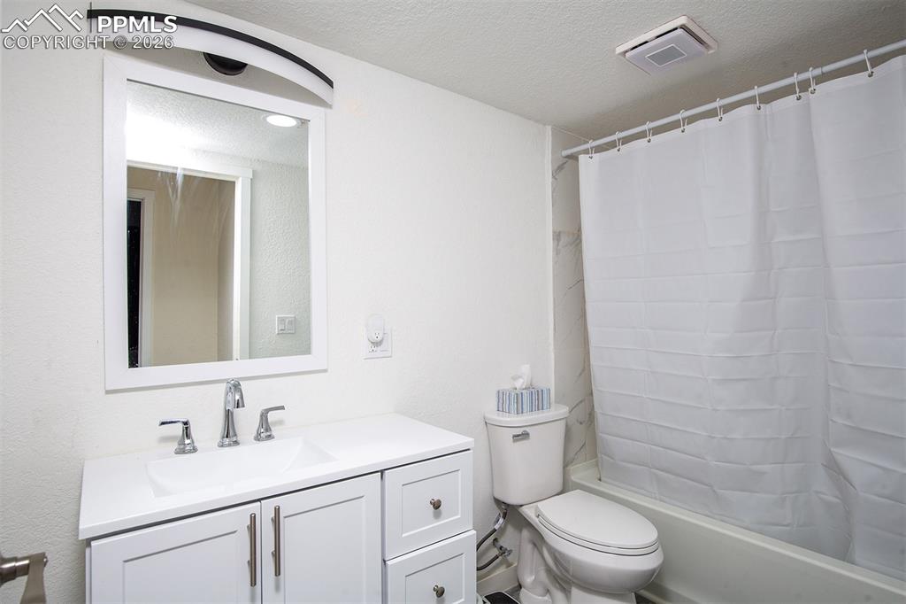 Image 26 of 32: Bathroom