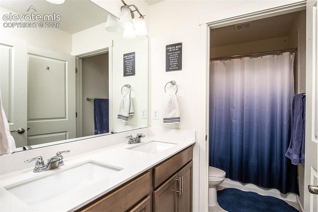 Image 33 of 41: Bathroom