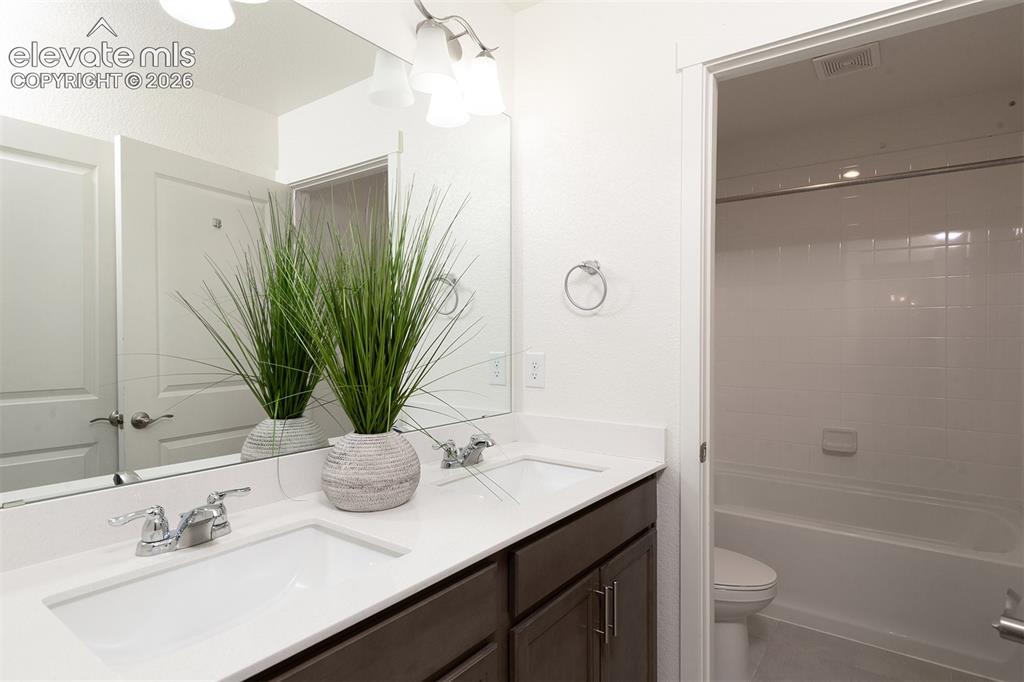 Image 34 of 41: Bathroom