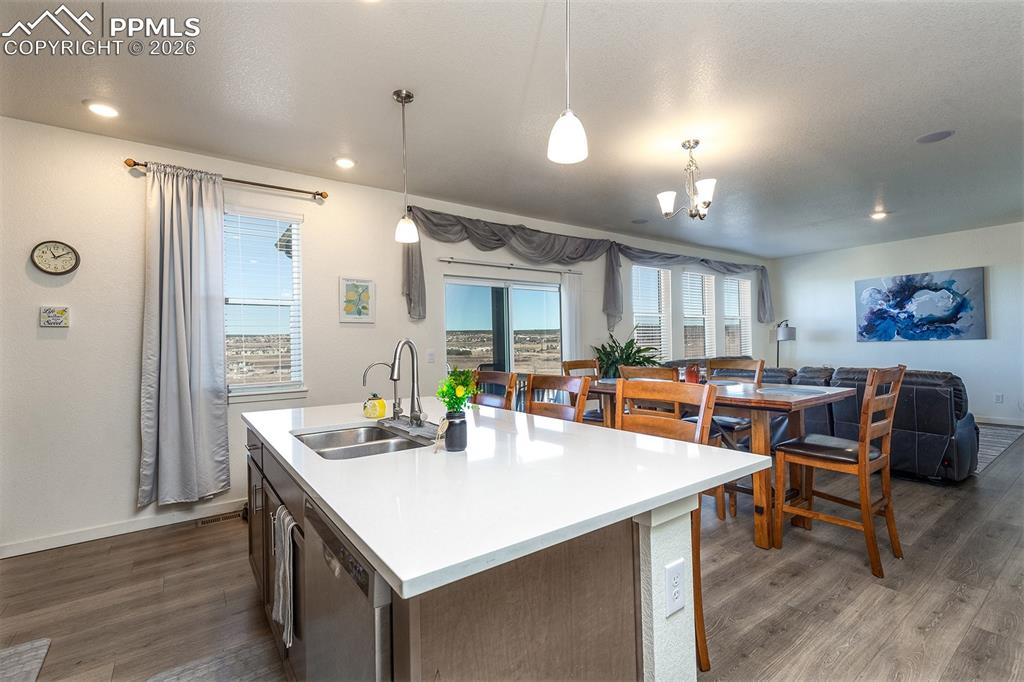 Image 7 of 32: Kitchen