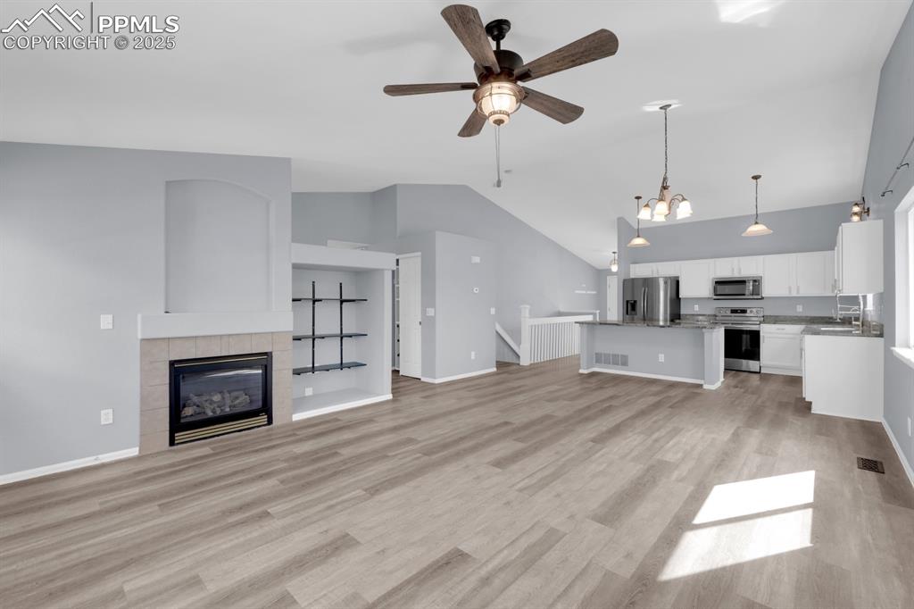 Image 11 of 36: Open concept living and vaulted ceilings