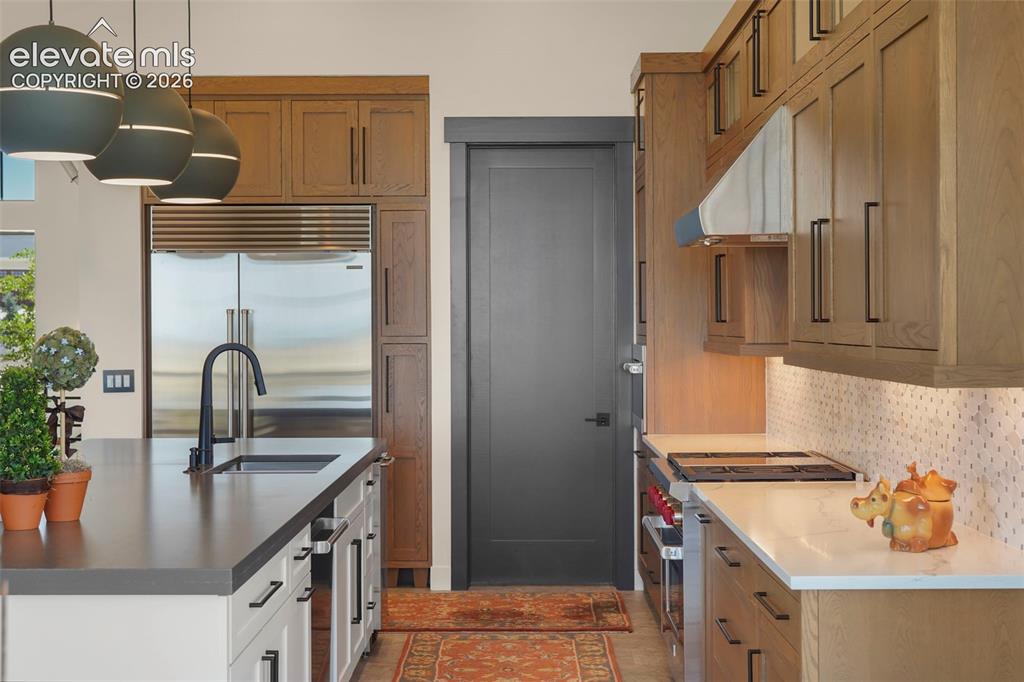 Image 14 of 40: Kitchen