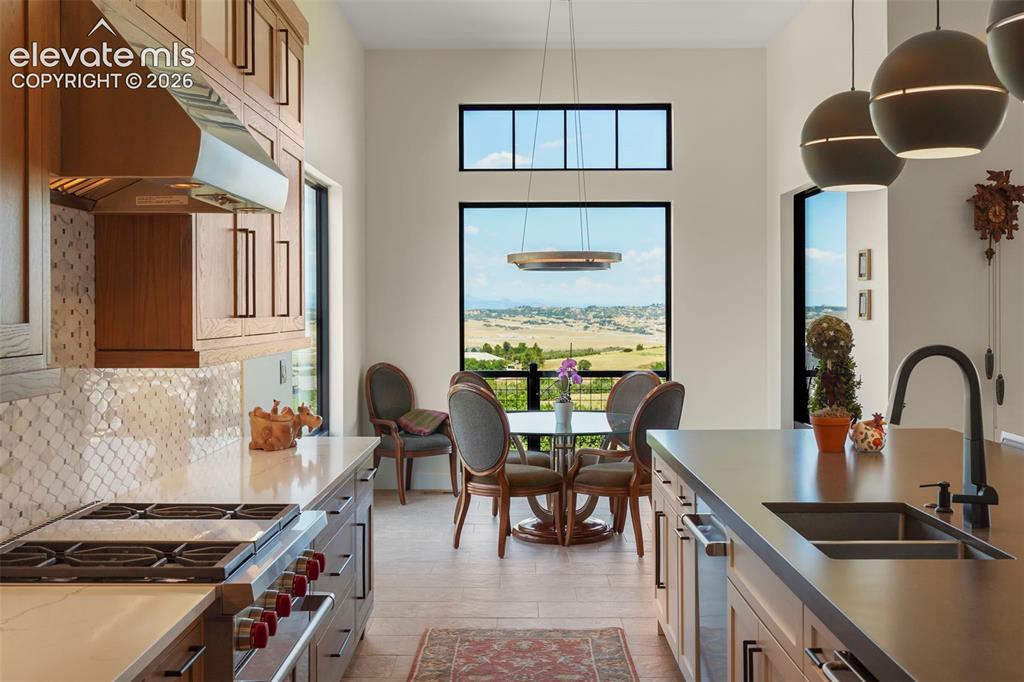 Image 15 of 40: Kitchen