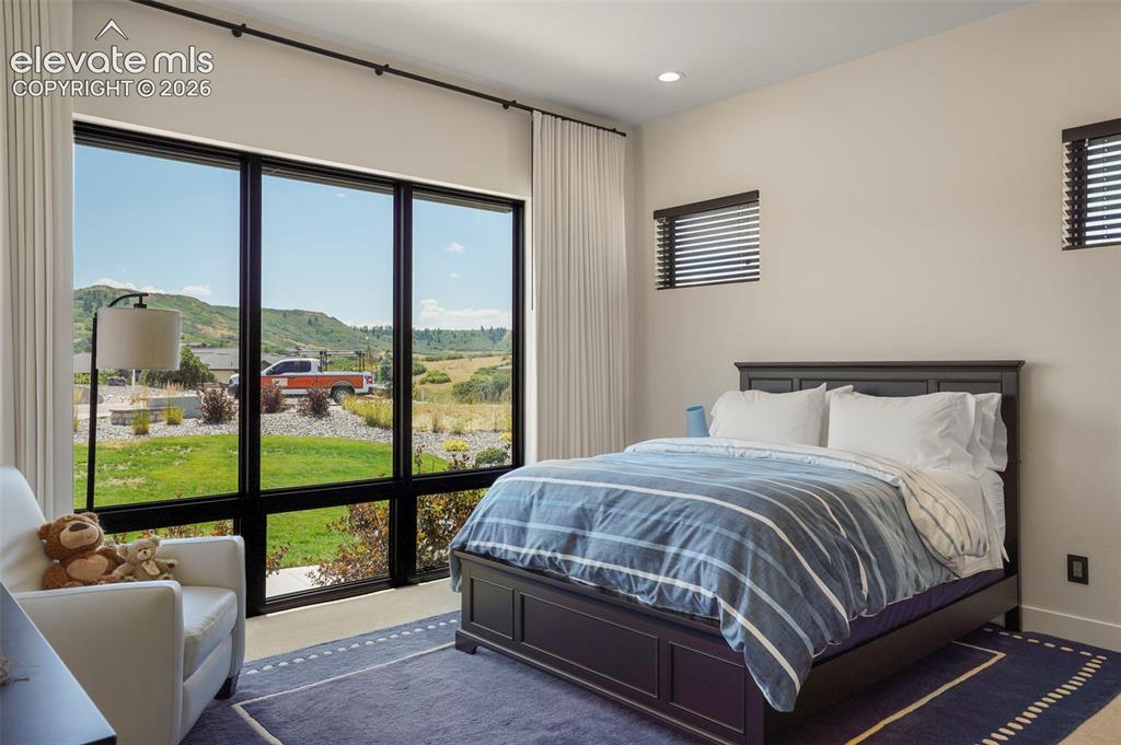 Image 17 of 40: Bedroom