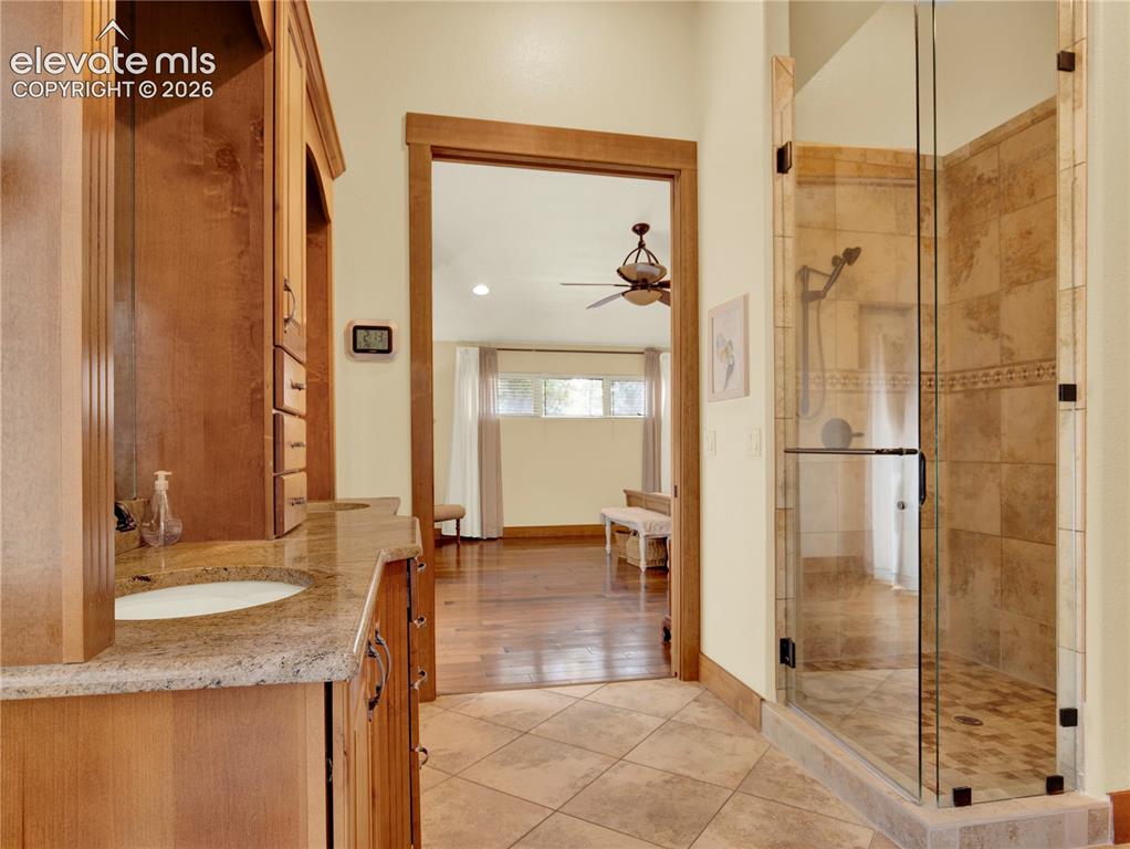 Image 20 of 43: Large primary ensuite 5 piece bathroom