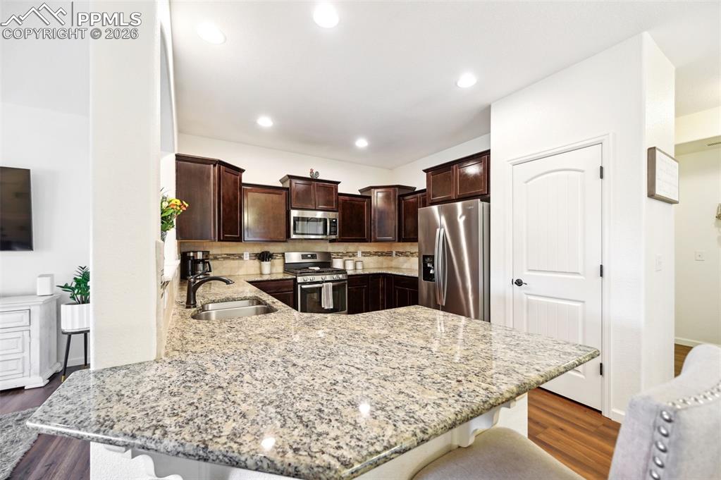 Image 11 of 33: breakfast bar