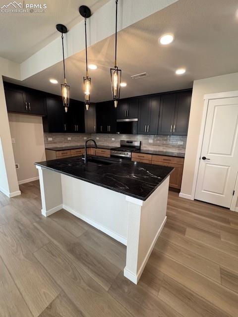 Image 4 of 20: Kitchen