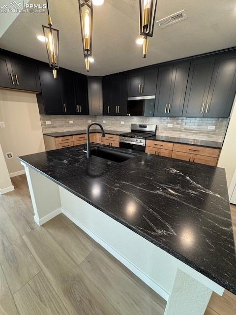 Image 5 of 20: Kitchen